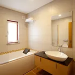 לינה וארוחת בוקר Artvilla 4*